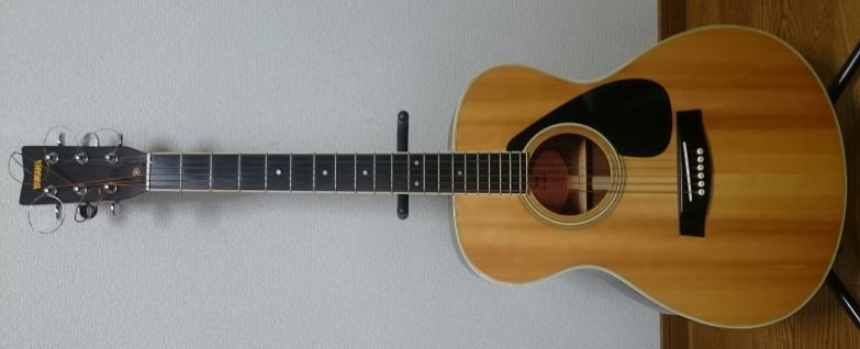 ６弦 YAMAHA FG-202B: ４弦５弦６弦（僕の楽器を見てください）